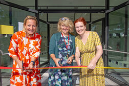 Einweihung Erweiterungsbau Hedwigschule mit Bezirksbürgermeisterin Nicole Bonnie, Schulleiterin Silvia Rigoll und Oberbürgermeisterin Katja Dörner.