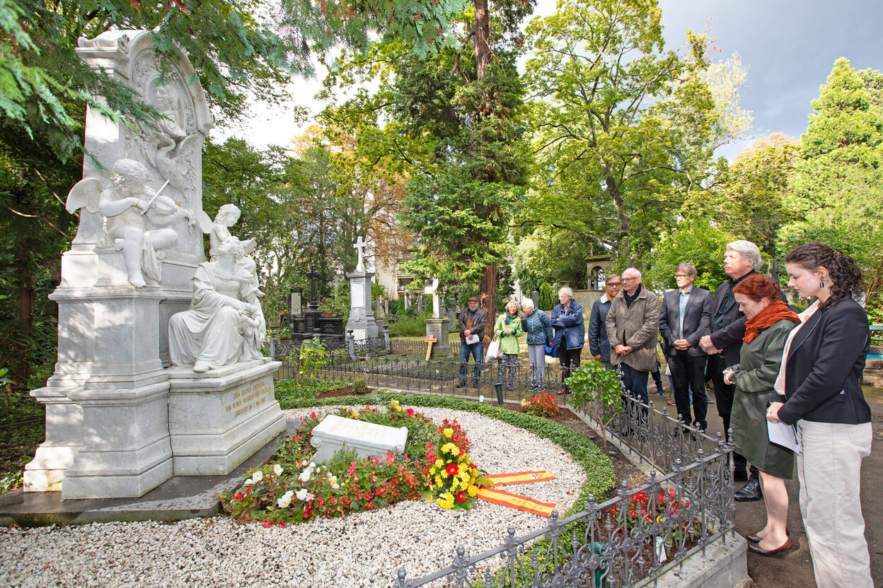 Oberbürgermeisterin Katja Dörner und weitere Gäste gedenken Clara und Robert Schumann zum Hochzeitstag des Musiker-Ehepaars auf dem Alten Friedhof.