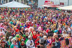 Kostümierte Zuschauer an Weiberfastnacht auf dem Platz vor dem Beueler Rathaus.