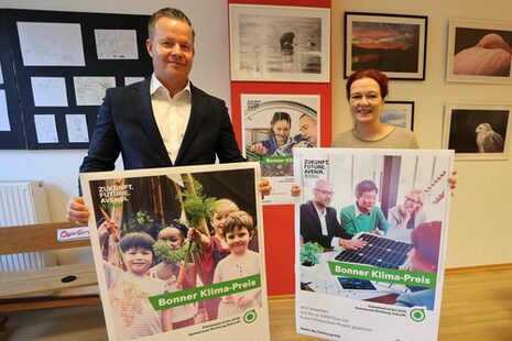 SWB-Geschäftsführer Olaf Hermes und Oberbürgermeisterin Katja Dörner mit zwei Plakatmotiven zum Klima-Preis