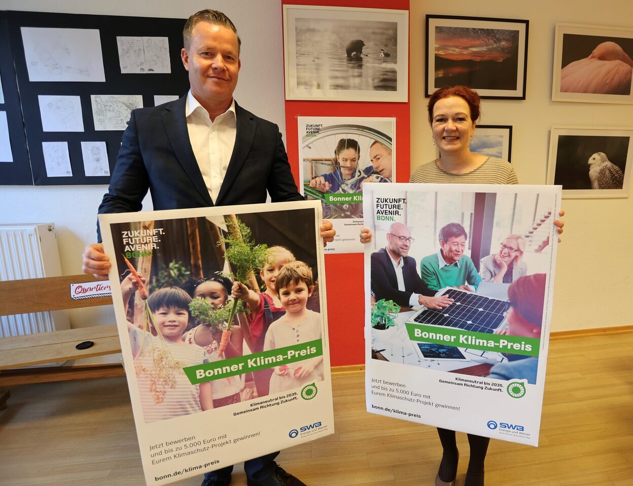 SWB-Geschäftsführer Olaf Hermes und Oberbürgermeisterin Katja Dörner mit zwei Plakatmotiven zum Klima-Preis