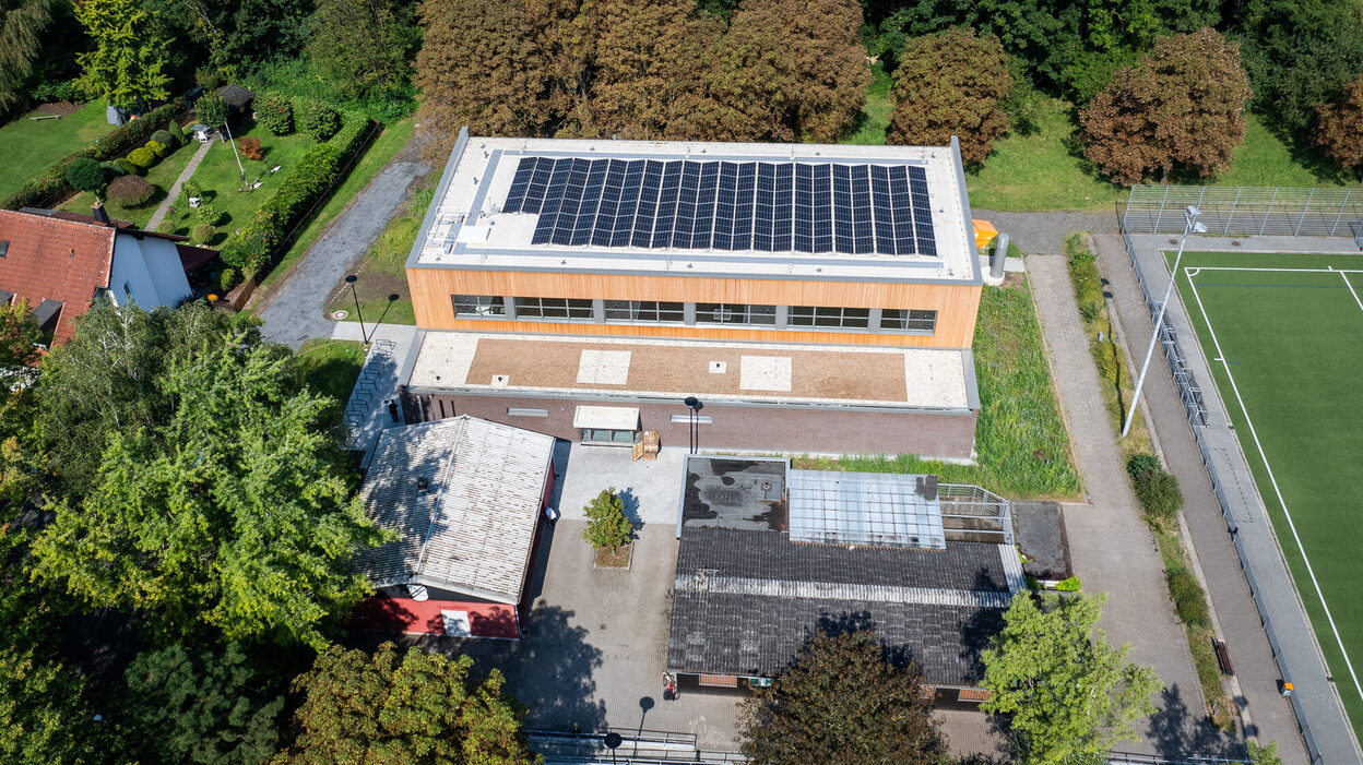 Luftbild: Auf dem Dach der neuen Turnhalle an der Wittestraße hat die Stadt zusammen mit den Stadtwerken eine Photovoltaikanlage installiert.