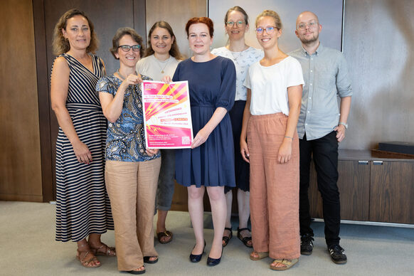 Gemeinsam für Kinderrechte: Oberbürgermeisterin Katja Dörner (Mitte) bedankt sich bei den Mitgliedern der Planungsgruppe für die Vorbereitung der Aktionstage Kinderrechte. (v.l.) Susanne Baumann-Koll (Diakonisches Werk Bonn), Susanne Mayer (Familienbüro, Amt für Kinder, Jugend und Familie), Darleen Kolbe (UNICEF-Arbeitsgruppe), Ellen Heimes (Kinderschutzbund Bonn), Felicitas Müller (Projektleitung Kinderfreundliche Kommune, Programmbüro Soziale Gerechtigkeit) und David Krützkamp (Medienpädagogik, Amt für Kinder, Jugend und Familie).