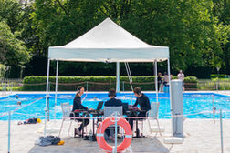 Das Trio Wellenbad bei einem Konzert im Friesdorfer Freibad.