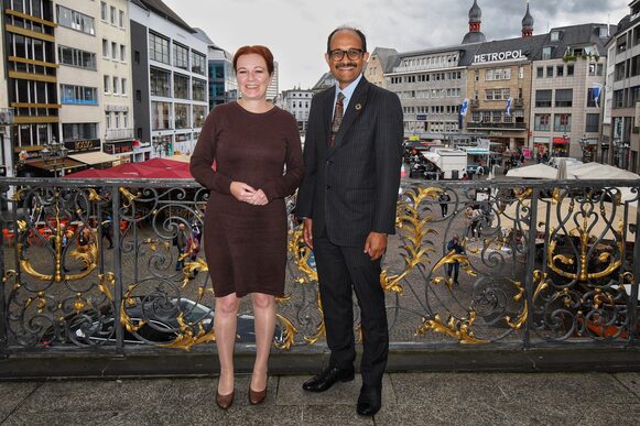 Oberbürgermeisterin Katja Dörner und Kamal Kishore, UN-Generalsekretär für die Verringerung des Katastrophenrisikos, auf dem Balkon des Alten Rathauses auf dem Bonner Marktplatz.