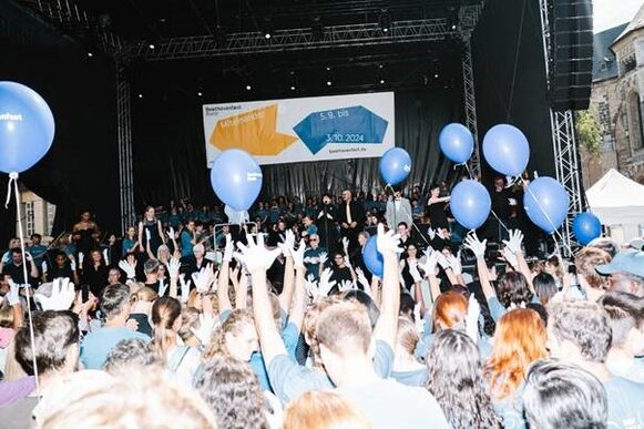 Menschen feiern beim Beethovenfest