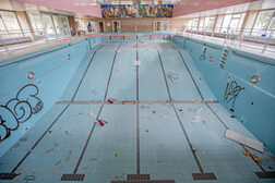 Blick in das leere Schwimmbecken im Kurfürstenbad