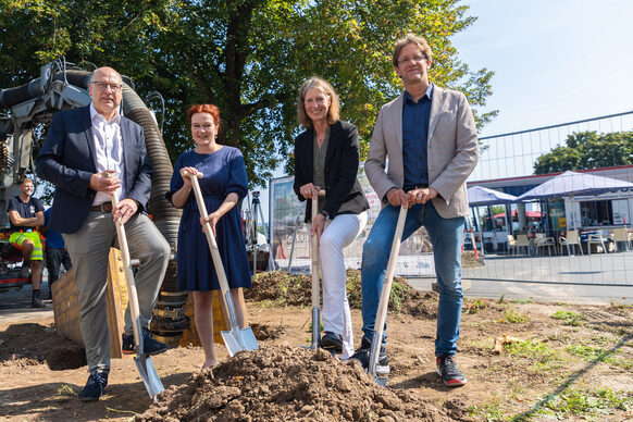 Symbolischer erster Spatenstich: (v.l.) Stadtbaurat Helmut Wiesner, Oberbürgermeisterin Katja Dörner sowie Sandra Paul und David Baier vom Amt für Umwelt um Stadtgrün.