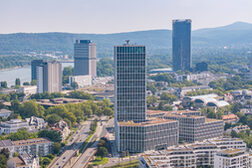 Luftaufnahme Hochhaus "Neuer Bundeskanzlerplatz" im Regierungsviertel. Im Hintergrund weitere Hochhäuser.