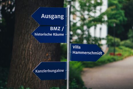 Wegweiser durch den Park der Villa Hammerschmidt