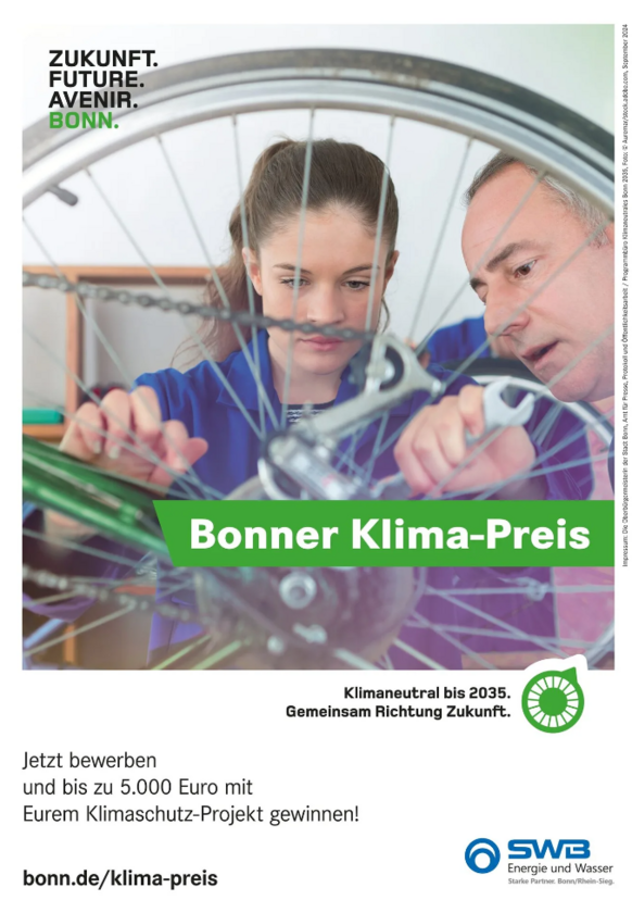 Auf dem Plakat ist ein Foto von einer Frau und einem Mann zu sehen, die an einer Fahrradspeiche schrauben. Darüber ist zu lesen „Bonner Klimapreis“.