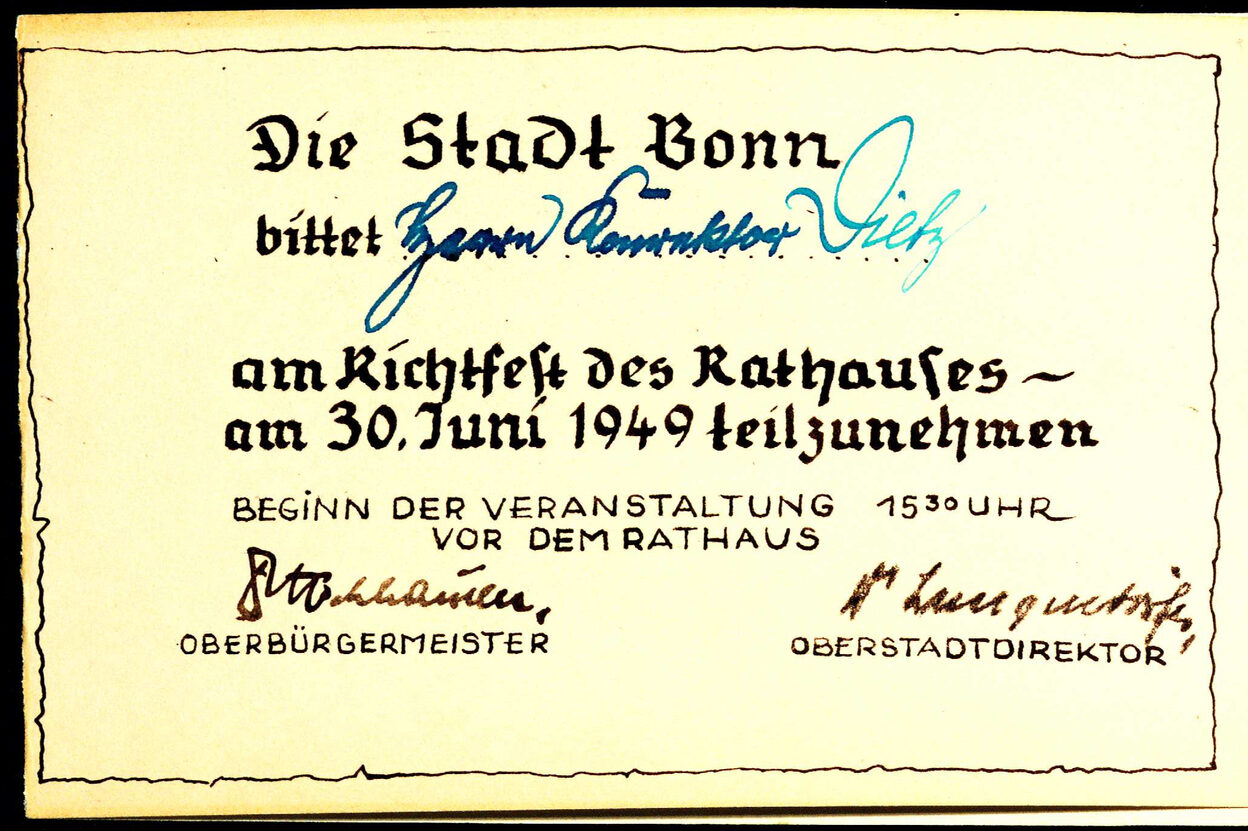 Rückseite der handschriftlichen Einladungskarte zum Richtfest des Rathauses.
