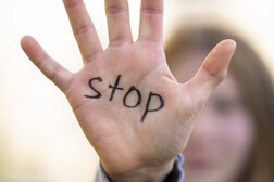 Hand mit der Aufschrift Stop