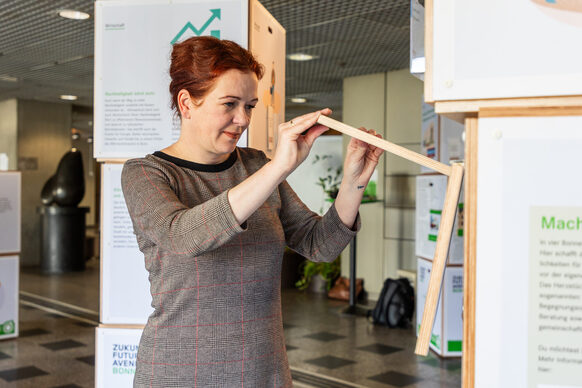 Oberbürgermeisterin Katja Dörner besucht Klimaplan-Ausstellung.