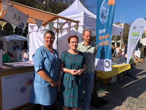 Oberbügermeisterin Dörner vor dem Stand der Stabsstelle Bürgerbeteiligung beim Nachhaltigkeitsfestival