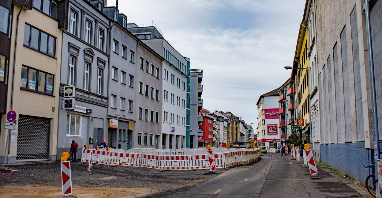 Die Baustelle vor der Polizeiwache in der Bornheimer Straße