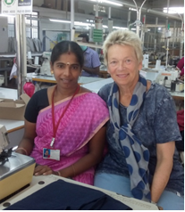 Gisela Burckhardt beim Besuch einer Textilfabrik in Indien.