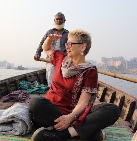 Gisela Burckhardt blickt auf einem auf einem Boot in die Ferne.