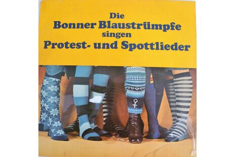 Schallplatte von 1977, Sechs Beinpaare mit Blauen Strümpfen und Überschrift "Die Bonner Blaustrümpfe singen Protest- und Spottlieder"