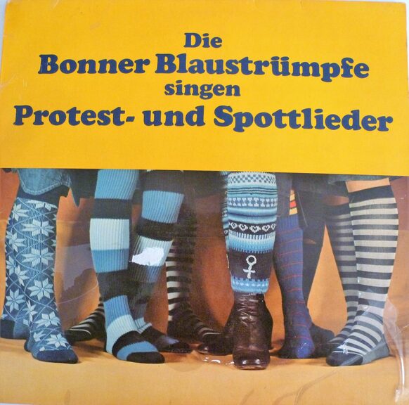 Schallplatte von 1977, Sechs Beinpaare mit Blauen Strümpfen und Überschrift "Die Bonner Blaustrümpfe singen Protest- und Spottlieder"