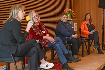 40 Jahre Gleichstellungsstelle Bonn: die amtierende Gleichstellungsbeauftragte Stephanie Clemens-Krämer (li.) und ihre Stellvertreterin Katja Schülke (re.) im Gespräch mit ihren Vorgängerinnen Brigitte Rubarth und Christina Bertram-Meyer.