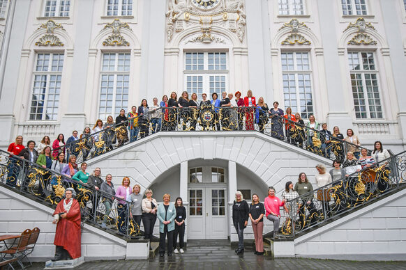 Rund 60 Gleichstellungsbeauftragte aus ganz Nordrhein-Westfalen trafen sich im Alten Rathaus zur Mitgliederversammlung. Oberbürgermeisterin Katja Dörner (oben Mitte auf der Freitreppe vor dem Alten Rathaus) begrüßte die Gäste.