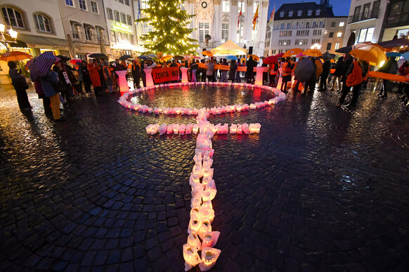 Das Frauensymbol aus Kerzen vor dem Alten Rathaus.