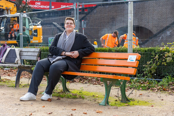 Raphael Groß auf einer orangen Bank