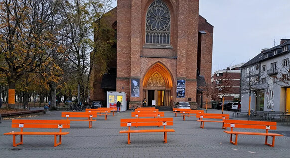 Orange Bänke vor der Kreuzkirche