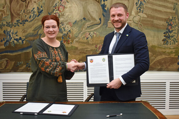 Oberbürgermeisterin Katja Dörner und Vitalii Bielobrov, Vizebürgermeister von Cherson, bei der Unterzeichnung der Absichtserklärung ("Memorandum of Understanding") für eine weitere und intensivere Zusammenarbeit im Rahmen der Solidaritätspartnerschaft mit Cherson.