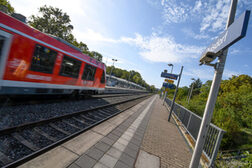 Ein Zug fährt vom Bahnhof Bonn-Duisdorf ab.