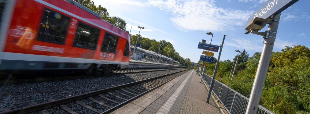 Ein Zug fährt vom Bahnhof Bonn-Duisdorf ab.