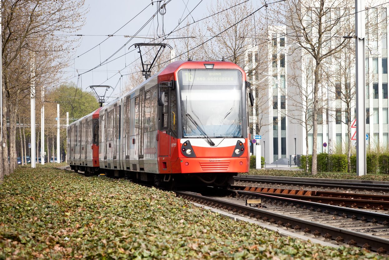 Eine Stadtbahn von SWB Bus und Bahn auf der Strecke an der B9