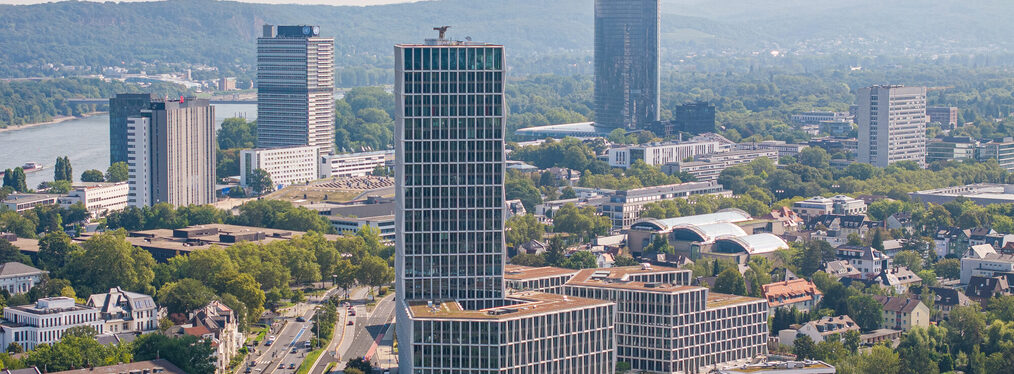 Luftaufnahme Hochhaus "Neuer Bundeskanzlerplatz" im Regierungsviertel. Im Hintergrund weitere Hochhäuser.