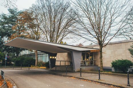 Eingang mit Vordach der Stadthalle Bad Godesberg