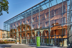 Die Fassade des Landesmuseums aus Holz- und Glaselementen.