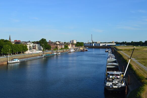 Zu sehen ist der Duisburger Hafen.