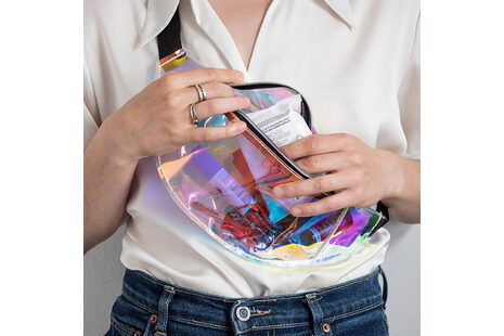 Frau hält durchsichtige Bauchtasche in der Hand