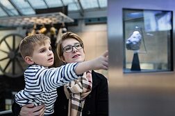 Mutter mit Sohn beim Mondgestein in der Dauerausstellung