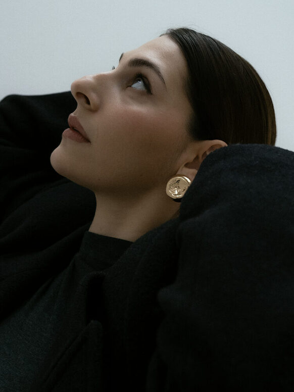 Frau mit goldenen Ohrringen