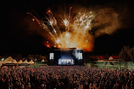 Blick auf die Bühne und Feuerwerk auf dem Green Juice Festival 2024.