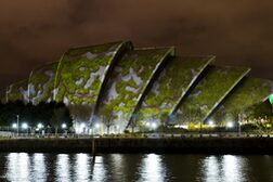 Videoprojektion im Freien auf das SEC Armadillo-Gebäude, während der Cop26-Klimakonferenz in Glasgow, 2021