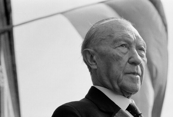 Konrad Adenauer, der erste Bundeskanzler, vor einer Deutschlandfahne