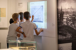 Kinder vor einem Bildschirm in einer Ausstellung