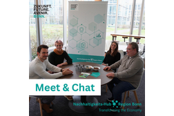 Das Bild zeigt MItarbeitende der Wirtschaftsförderung Bonn mit dem Schriftzug "Meet & Chat"