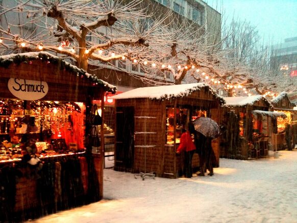 Holzütten im Schnee