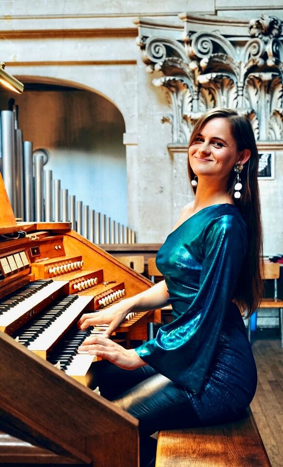 Dariia Lytvishko sitzt an der Orgel