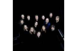 Die Mitglieder des Ensembles Continuum komplett in schwarz gekleidet vor schwarzem Hintergrund