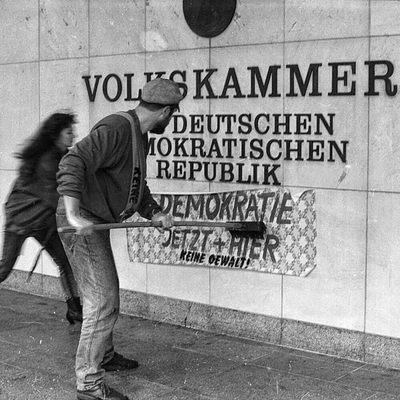 Foto: „Tapetenwechsel“ am 4. November 1989, Foto: Jörg Fuhrmann. Wikimedia Commons