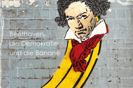 Eine Banane mit Beethoven-Gesicht vor einer abgerockten Wand